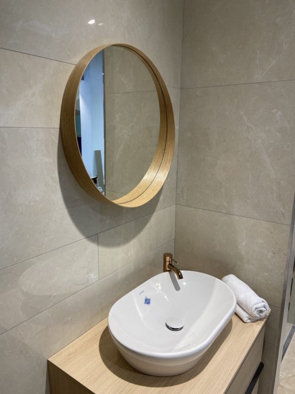 Dubové zrkadlo LEAN v kúpeľni