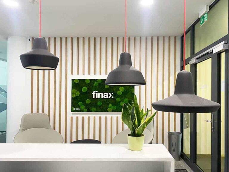 FINAX - Machový obraz s logom - Bratislava